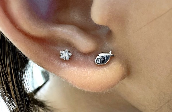 Nữ xỏ khuyên tai