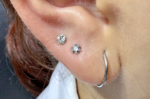 Nữ xỏ khuyên tai