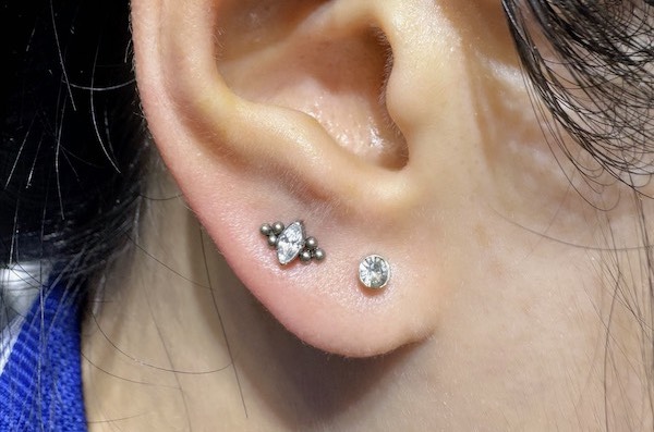 Nữ xỏ khuyên tai