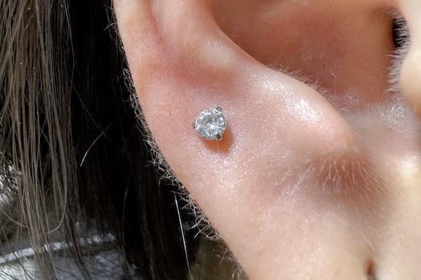 Nữ xỏ khuyên tai