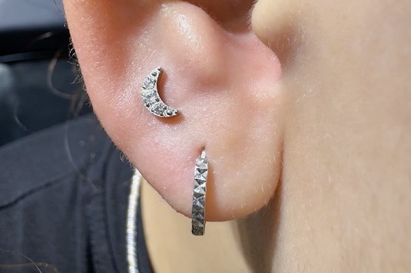 Nữ xỏ khuyên tai