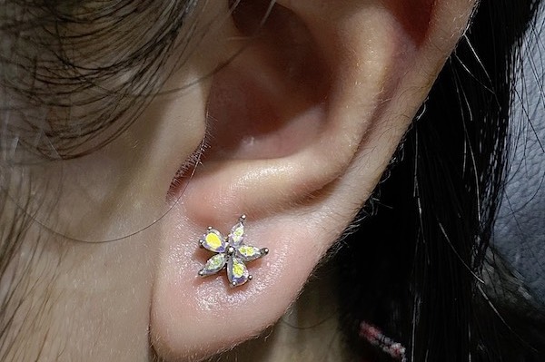 Nữ xỏ khuyên tai