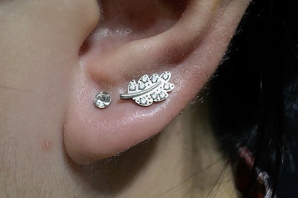 Nữ xỏ khuyên tai