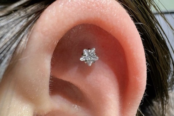 Nữ xỏ khuyên tai