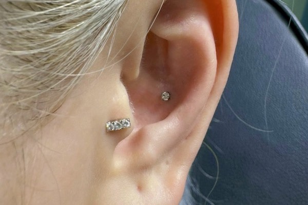 Nữ xỏ khuyên tai