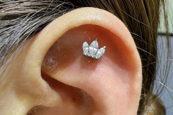 Nữ xỏ khuyên tai