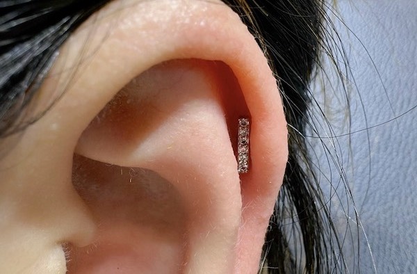 Nữ xỏ khuyên tai