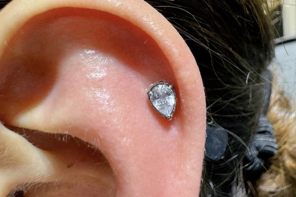 Nữ xỏ khuyên tai