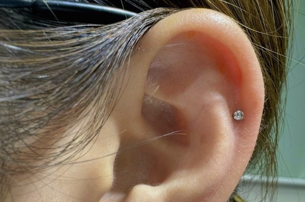 Nữ xỏ khuyên tai