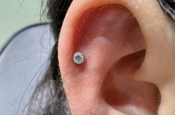 Nữ xỏ khuyên tai