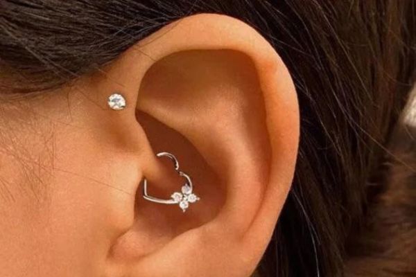 Xỏ khuyên tai bị đau đầu có sao không