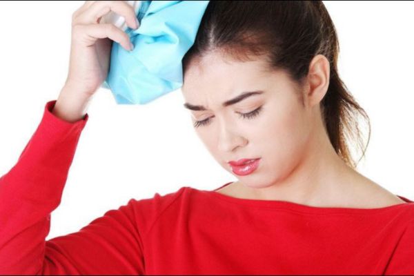 Xỏ khuyên tai bị đau đầu có sao không