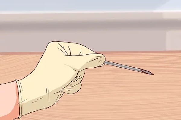 Xỏ khuyên tai có chảy máu không?