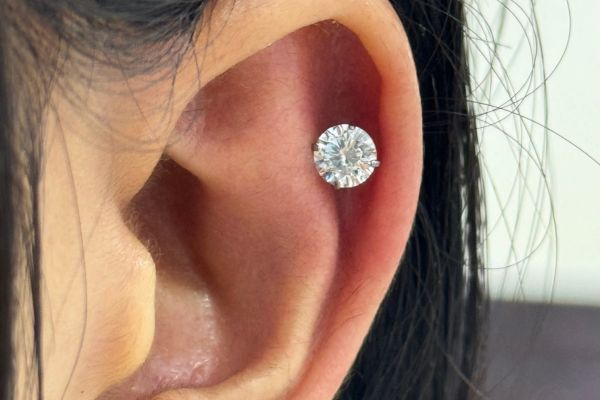 Xỏ khuyên tai có đau hơn xét nghiệm máu không?