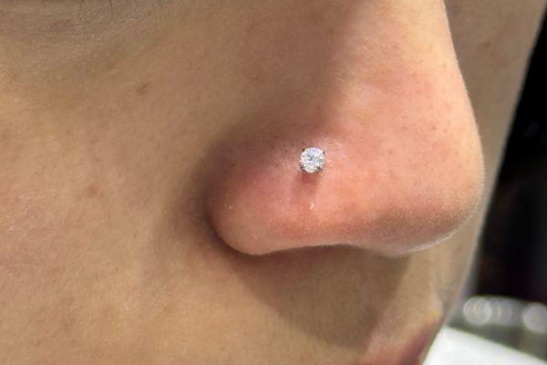 Xỏ khuyên tai có đau hơn xét nghiệm máu không?