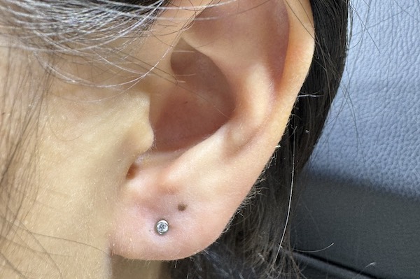 Nữ xỏ khuyên tai đẹp - xỏ vị trí thịt tai