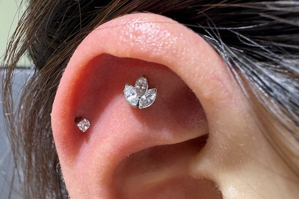 Nữ xỏ khuyên tai đẹp - flat piercing