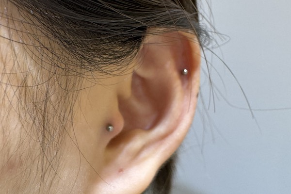Nữ xỏ khuyên tai đẹp - tragus piercing