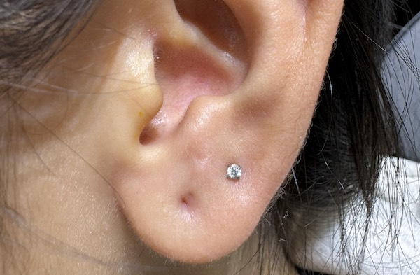 Nữ xỏ khuyên tai đẹp - upper lobe piercing