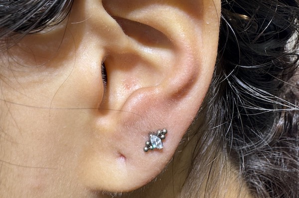 Nữ xỏ khuyên tai đẹp - upper lobe piercing