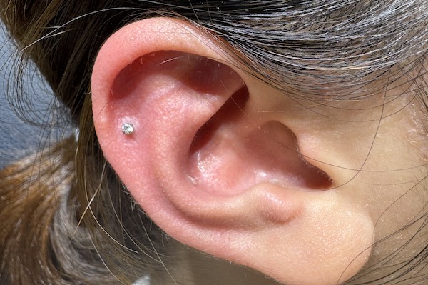 Nữ xỏ khuyên tai đẹp - helix piercing