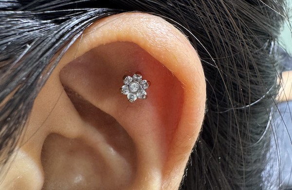 Nữ xỏ khuyên tai đẹp - flat piercing