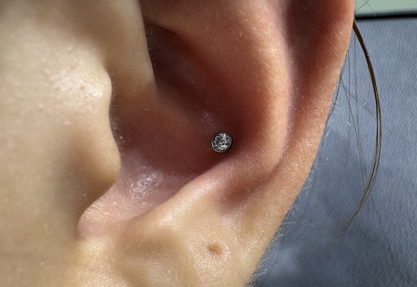 Nữ xỏ khuyên tai đẹp - flat piercing