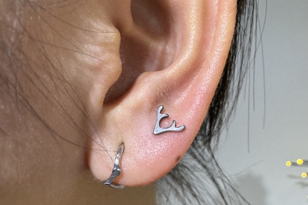 Nữ xỏ khuyên tai đẹp - upper lobe piercing