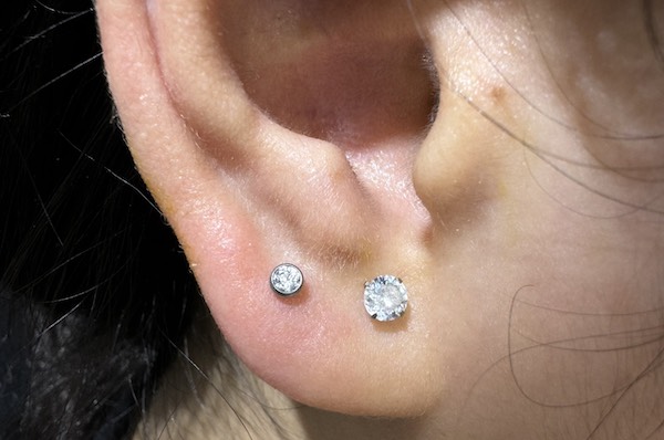 Nữ xỏ khuyên tai đẹp - upper lobe piercing