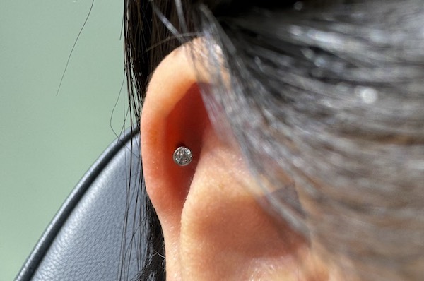 Nữ xỏ khuyên tai đẹp