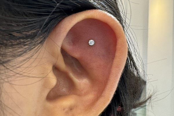 Nữ xỏ khuyên tai đẹp - flat piercing