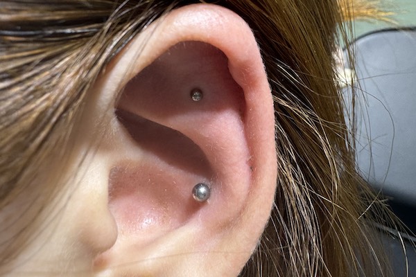 Nữ xỏ khuyên tai đẹp - flat piercing