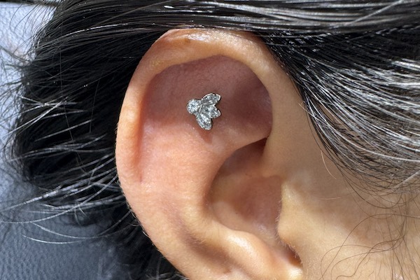 Nữ xỏ khuyên tai đẹp - flat piercing