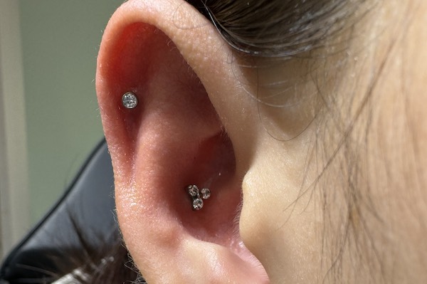 Nữ xỏ khuyên tai đẹp - helix piercing