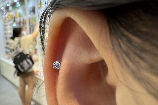 Nữ xỏ khuyên tai đẹp - helix piercing