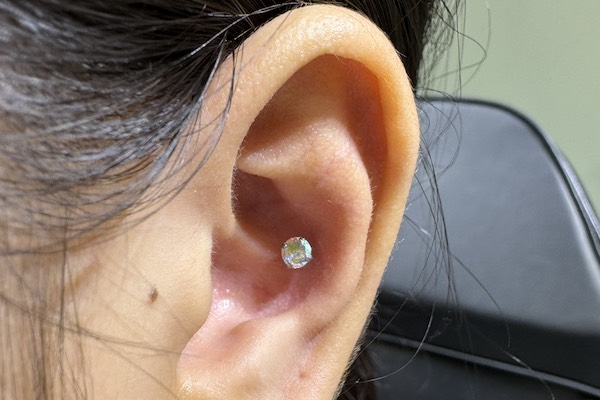 Nữ xỏ khuyên tai đẹp - conch piercing