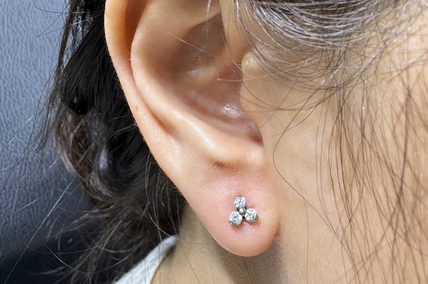 Nữ xỏ khuyên tai đẹp - lobe piercing