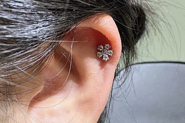 Nữ xỏ khuyên tai đẹp - helix piercing