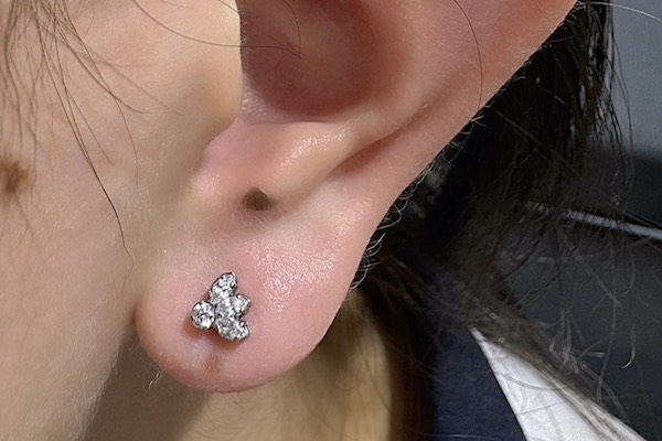 Nữ xỏ khuyên tai đẹp - lobe piercing
