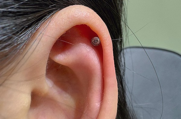 Nữ xỏ khuyên tai đẹp - helix piercing