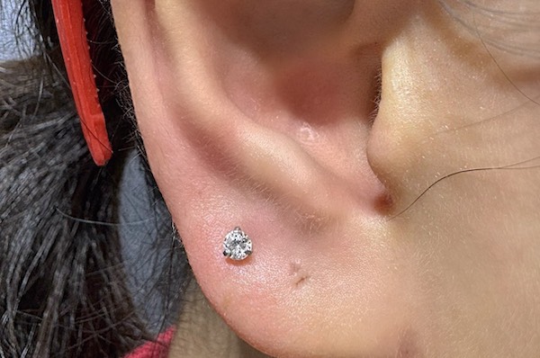 Nữ xỏ khuyên tai đẹp - upper lobe piercing