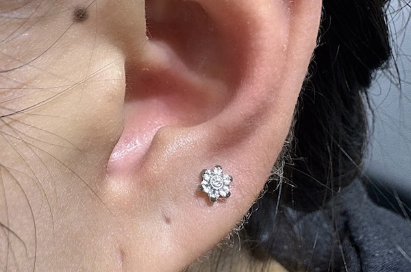 Nữ xỏ khuyên tai đẹp - upper lobe piercing