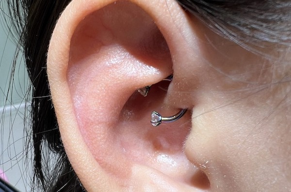 Nữ xỏ khuyên tai đẹp - xỏ khuyên tai vị trí daith