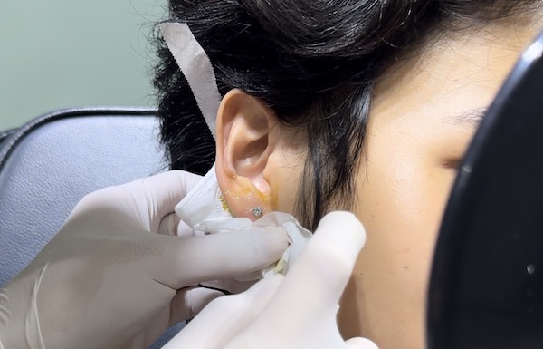 Xỏ khuyên tai đi bơi được không