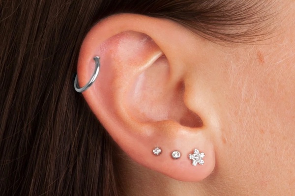 Xỏ khuyên tai đi bơi được không