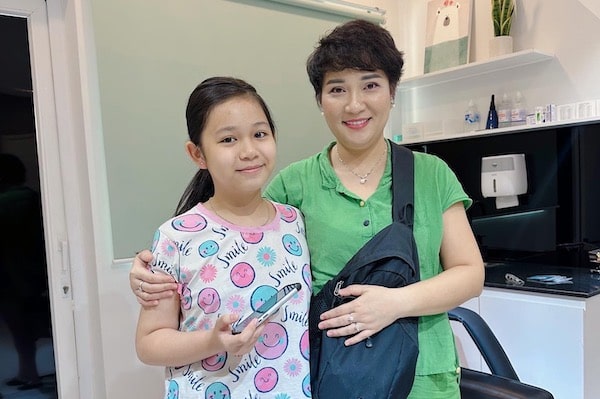 Hình ảnh xỏ khuyên tai em bé 2/2023 - Shop TinyBox