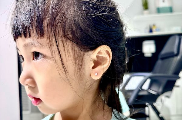 Hình ảnh xỏ khuyên tai em bé 2/2023 - Shop TinyBox