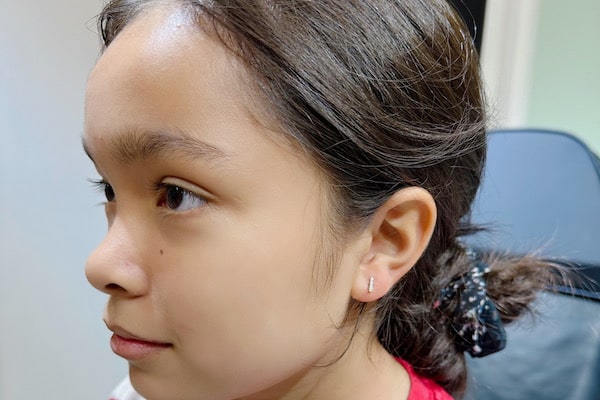 Hình ảnh xỏ khuyên tai em bé 2/2023 - Shop TinyBox