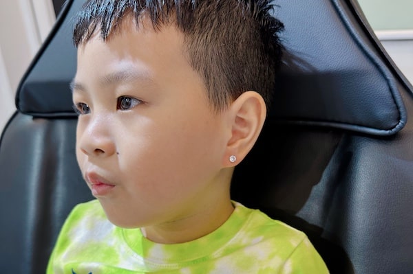 Hình ảnh xỏ khuyên tai em bé 2/2023 - Shop TinyBox