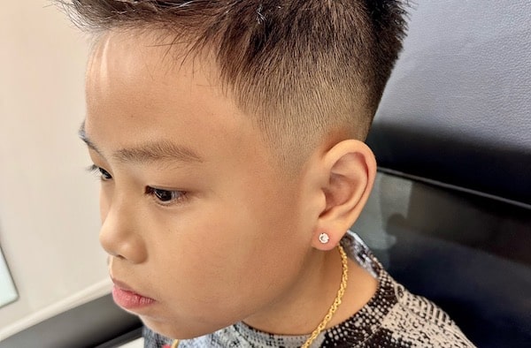 Hình ảnh xỏ khuyên tai em bé 2/2023 - Shop TinyBox
